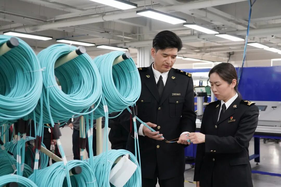 图为：常熟海关关员在企业了解光纤制品出口情况。陆焰摄.jpg