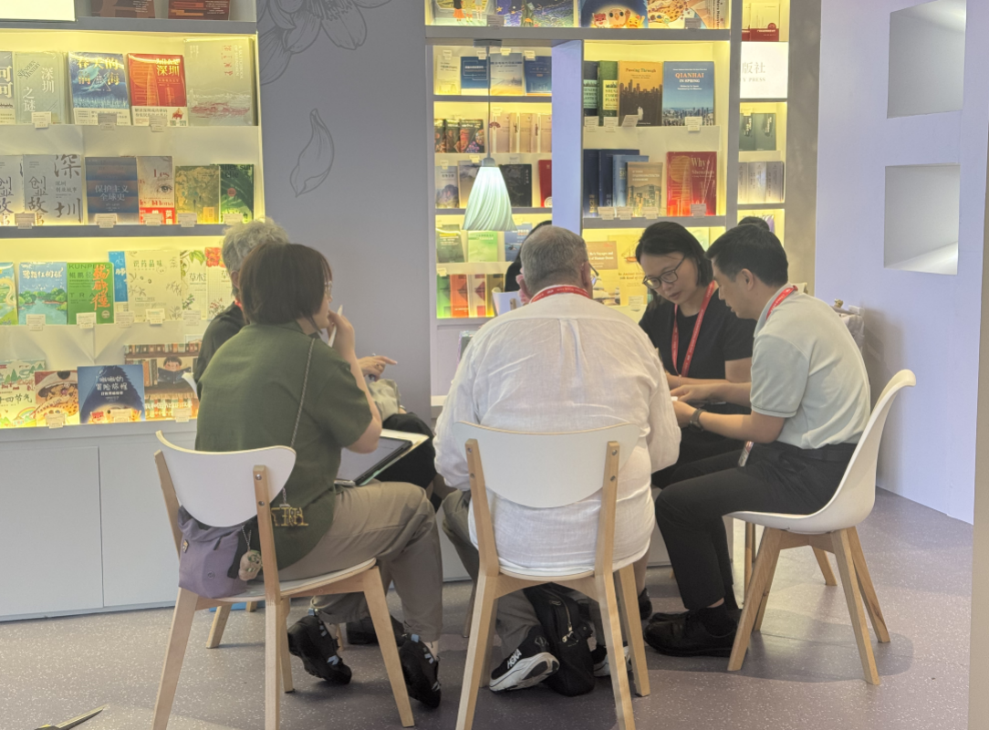 2026年深圳出版社版权推介会暨《为什么是深圳》英文版版权输出签约仪式 在京举行