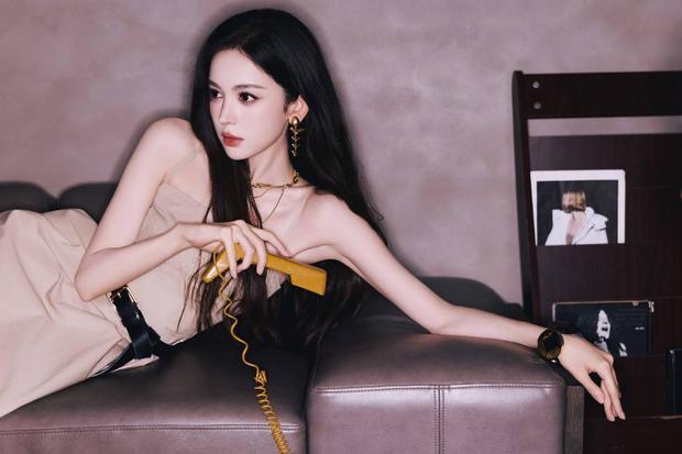 娜扎秒变慵懒感美人。