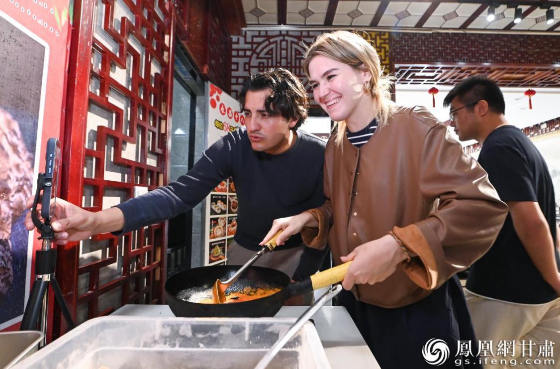 国际体验官打卡甘肃省金昌市永昌县,亲手制作“永昌十八子”特色美食。
