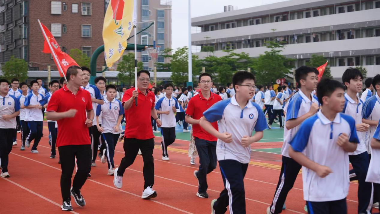 图为：桥柱中学大课间跑操