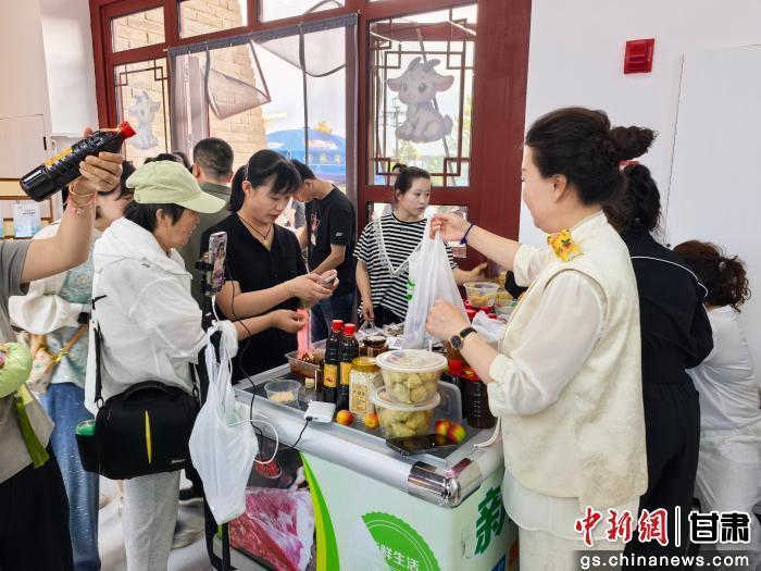 图为环县当地主播庄子峁暖心姐走进环县农特产品展销馆直播卖货　环县融媒体中心供图