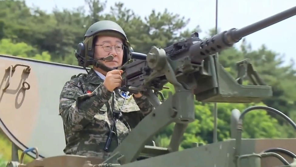 李在明访问延坪岛视察军队，登乘K9自行火炮、持步枪射击