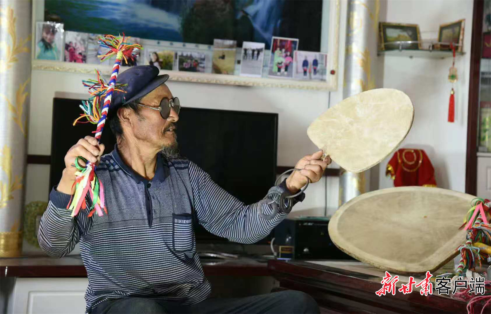 贾育红父亲正在制作旋鼓