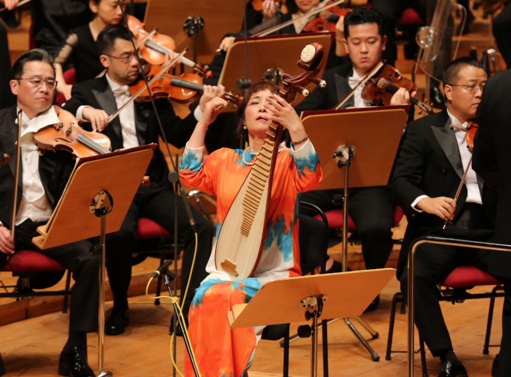 2025年9月5日的开幕音乐会，吴蛮与余隆执棒的上海交响乐团合作演绎了赵季平《第二琵琶协奏曲》。 摄影：蔡磊磊