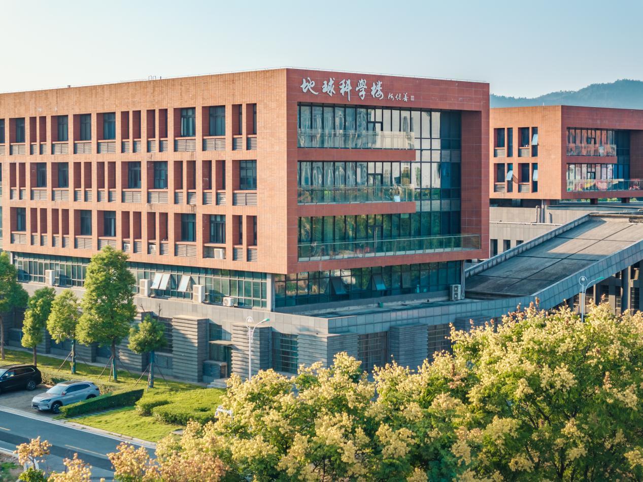 中南大学:2026年本科扩招至9022人,新设人工智能学院,并在22个改革省份实施“六保一”政策 中南大学:2026年本科扩招至9022人,新设人工智能学院,并在22个改革省份实施“六保一”政策