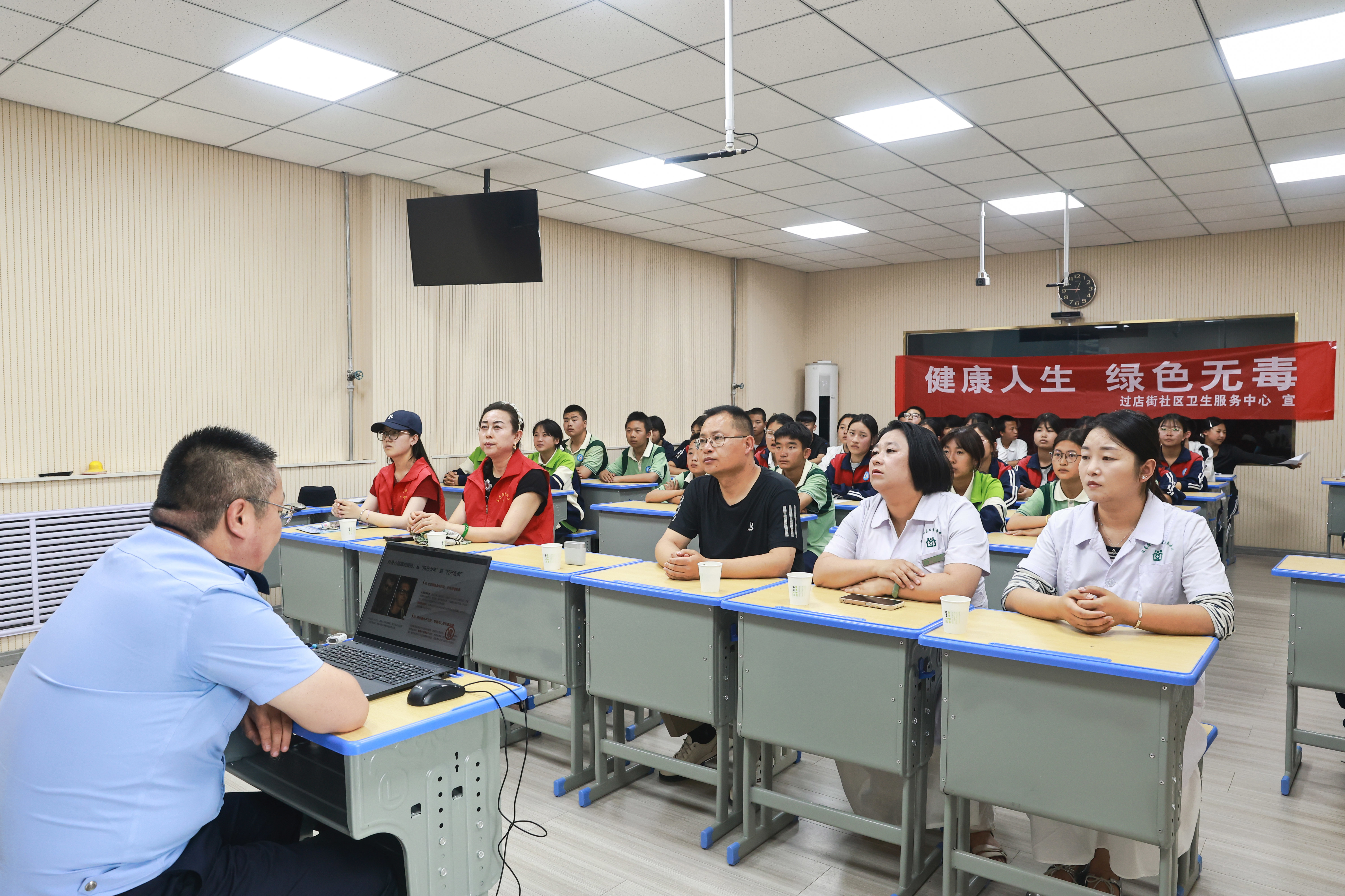 图2为民警开展禁毒主题宣传教育(崆峒区融媒体中心供图).jpg