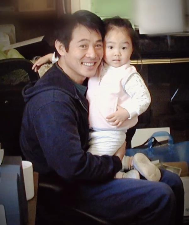 李连杰父亲节罕晒与四女儿早期合照：我陪你们长大，你们陪我变老