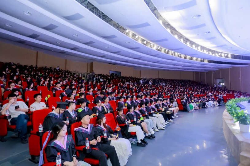 江西师大科技学院2026年毕业典礼暨学位授予仪式举行