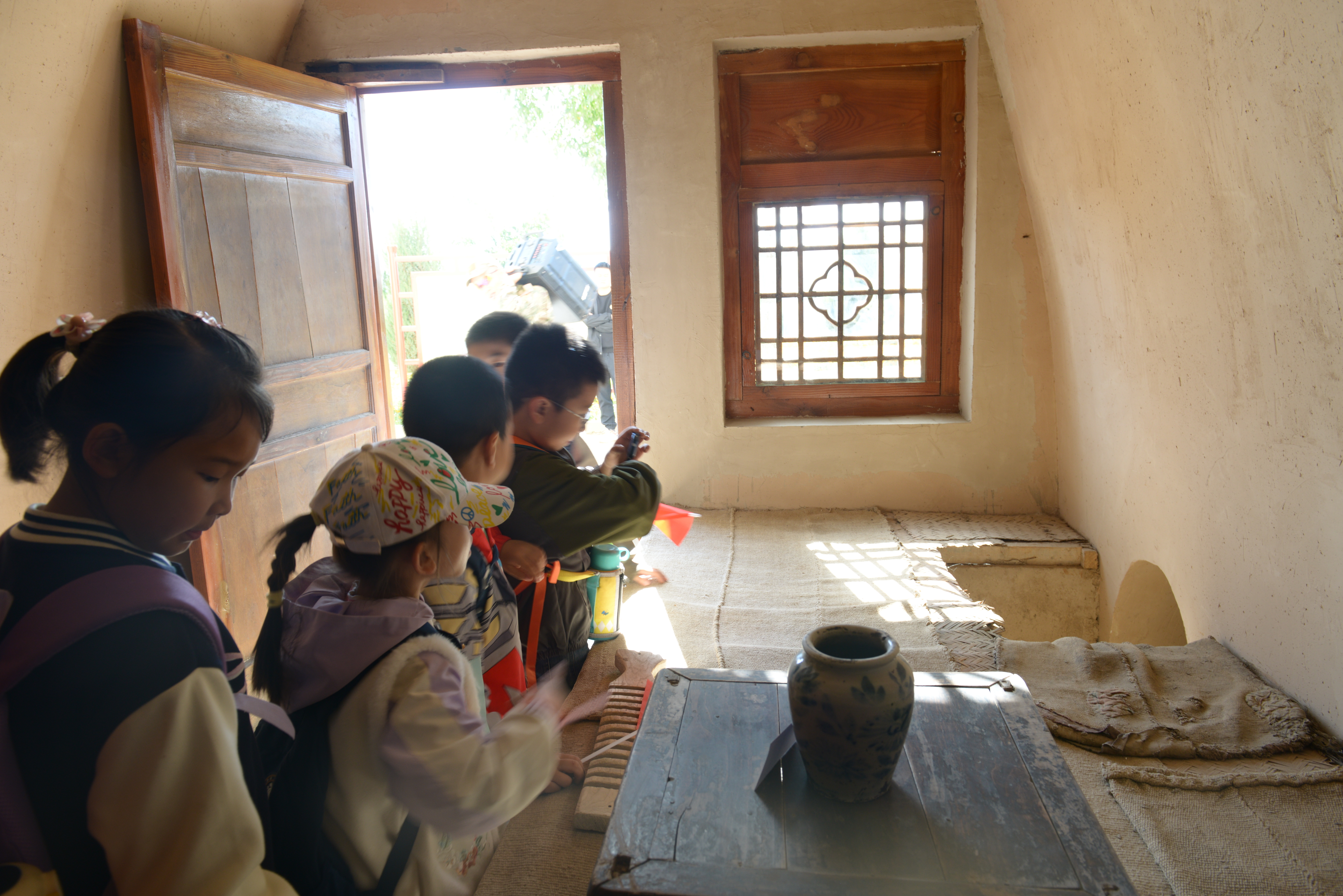 图为中小学生参观红色教育基地.jpg