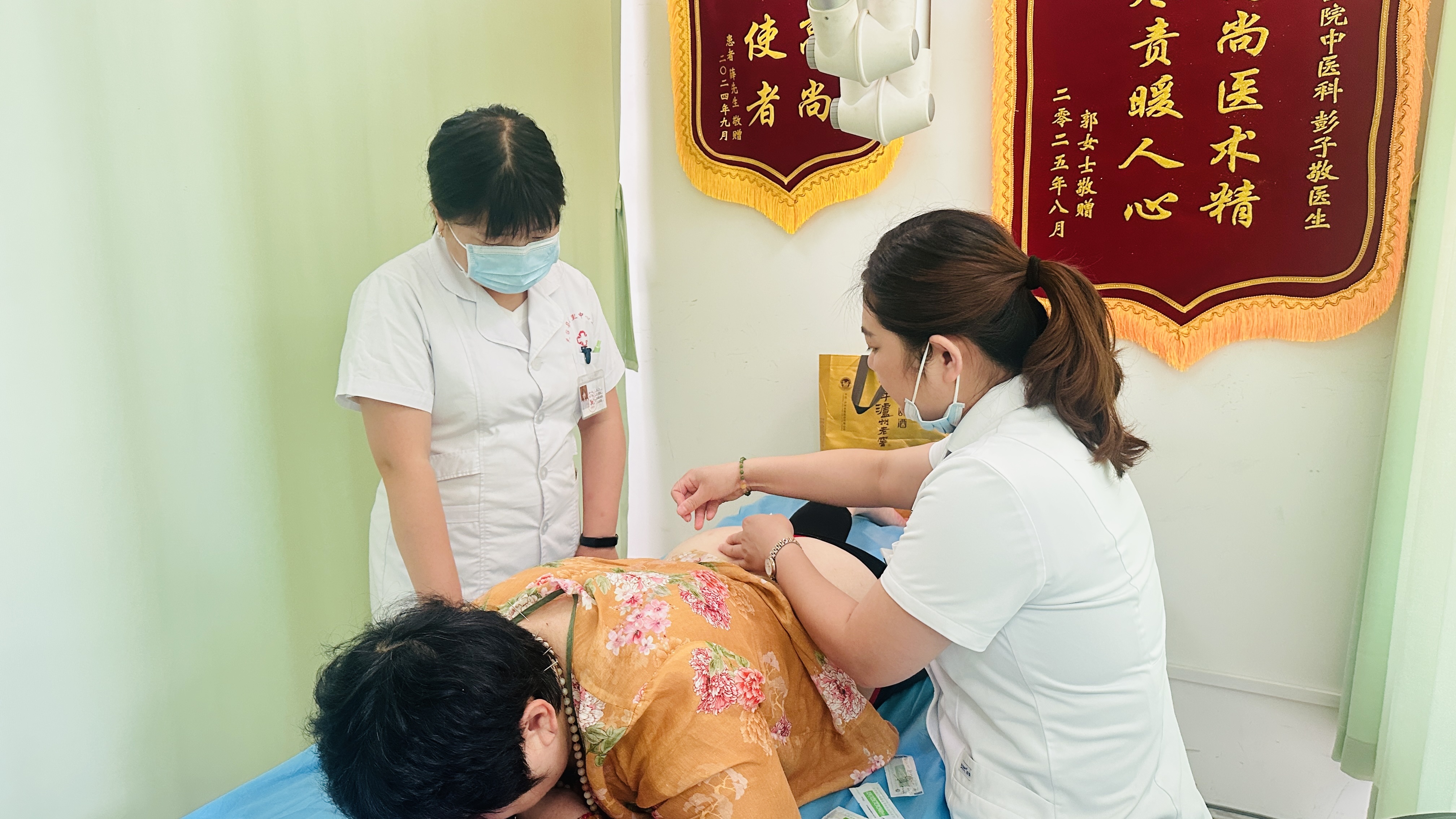 图为灵台县医生在津南区开展跟岗学习
