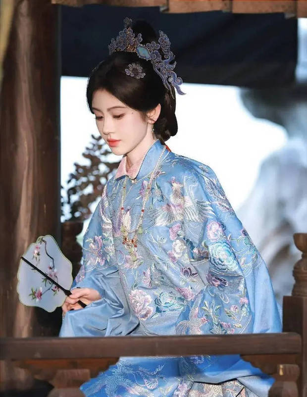 搜狐娱乐讯 近日，鞠婧祎一组蓝色古装路透释出。她眉眼温婉，举手投足间尽显东方古典韵味。