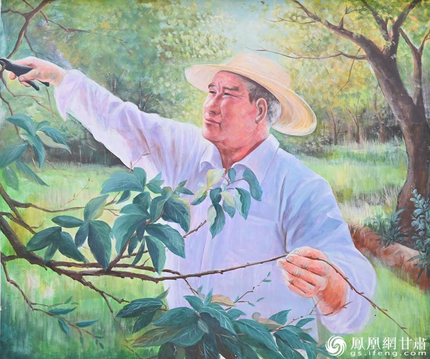 红旗村村史馆内的画像描绘着全国劳动模范顾天祥维护林木的场景 李德宇 摄
