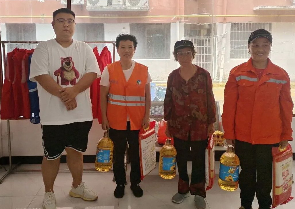 ▲送上慰问物资。摄影丨通讯员黄小丽