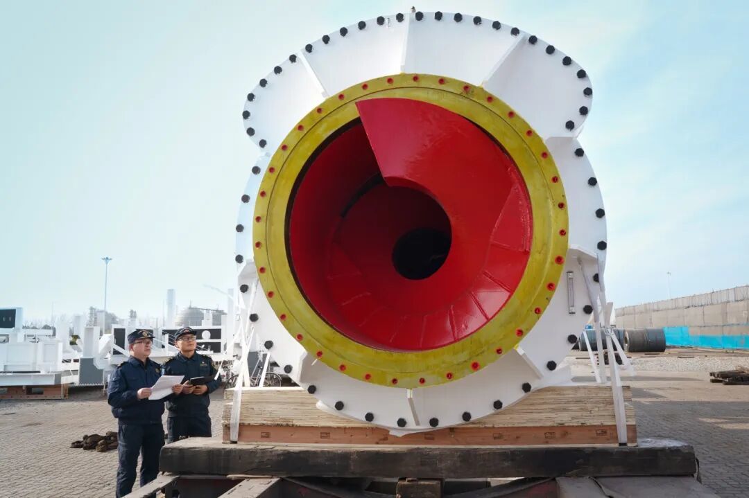 图为：常熟海关关员在码头前沿对一批出口盾构机零部件开展查验。陆焰摄.jpg