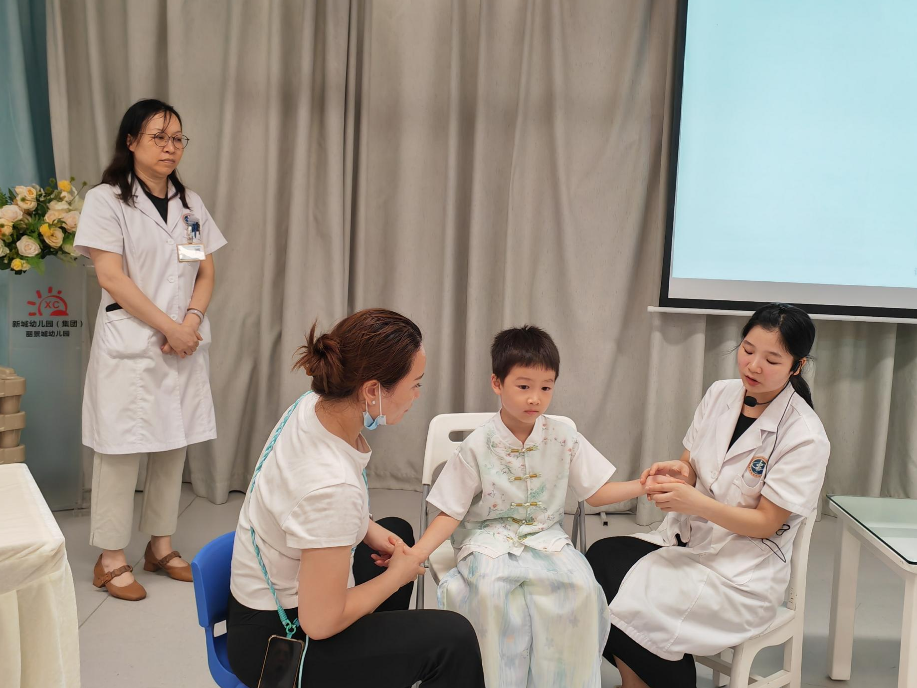 普及科学育儿,守护健康成长——富华社区开展小儿推拿公益讲座