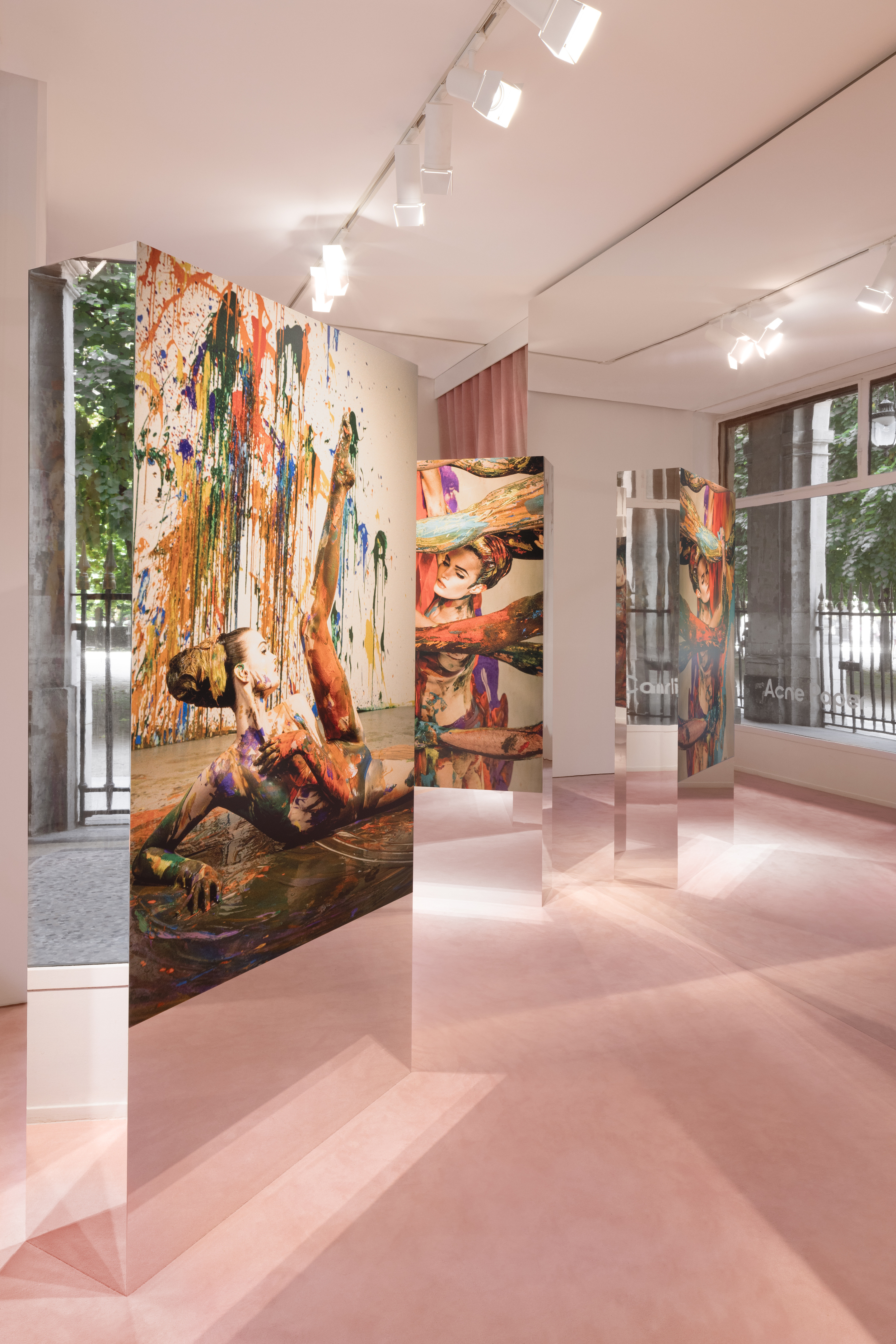 Acne Paper Palais Royal展出 Carlijn Jacobs作品 Acne Paper《Autoportrait》