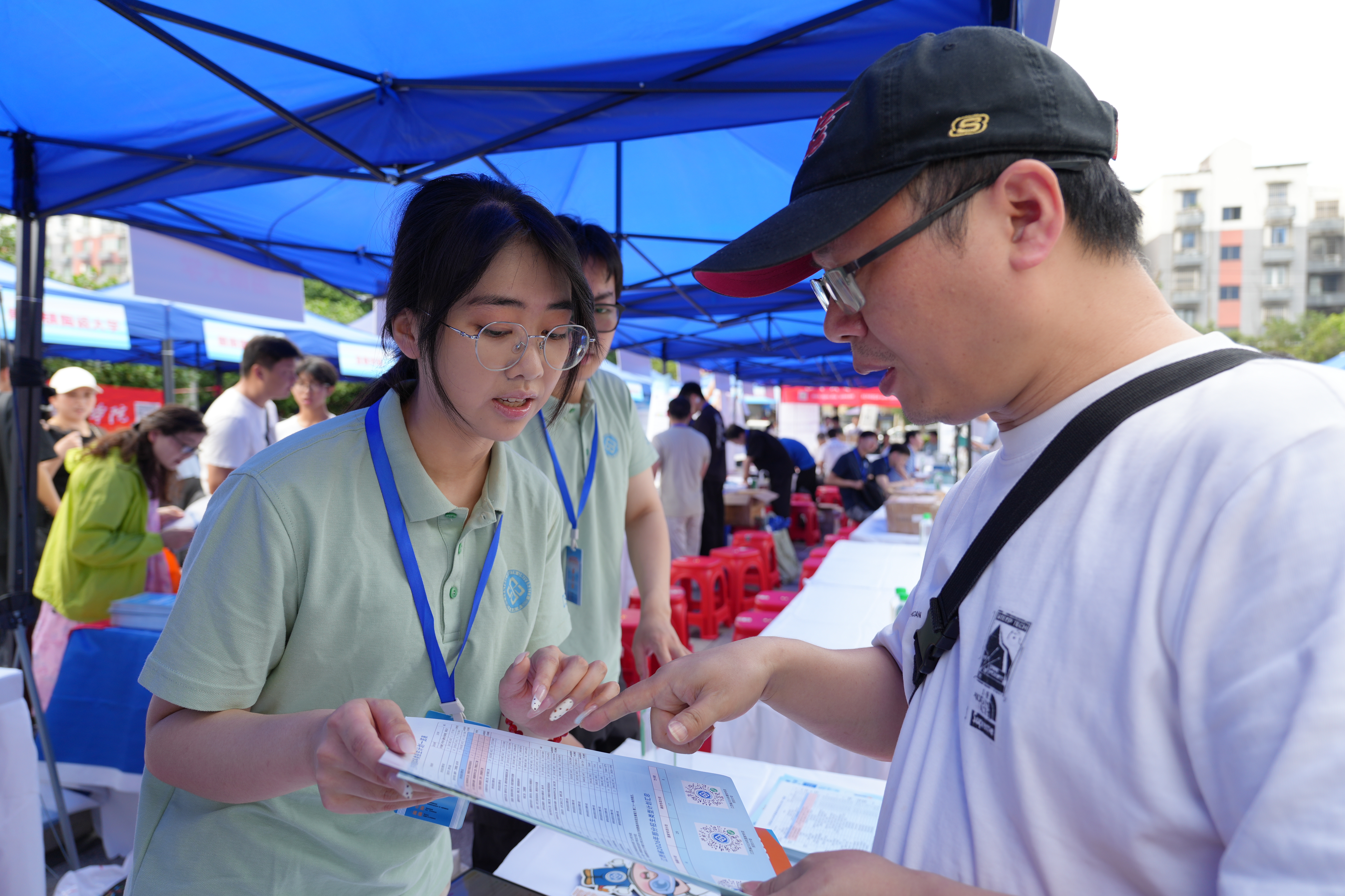 高校招生老师现场答疑解惑。
