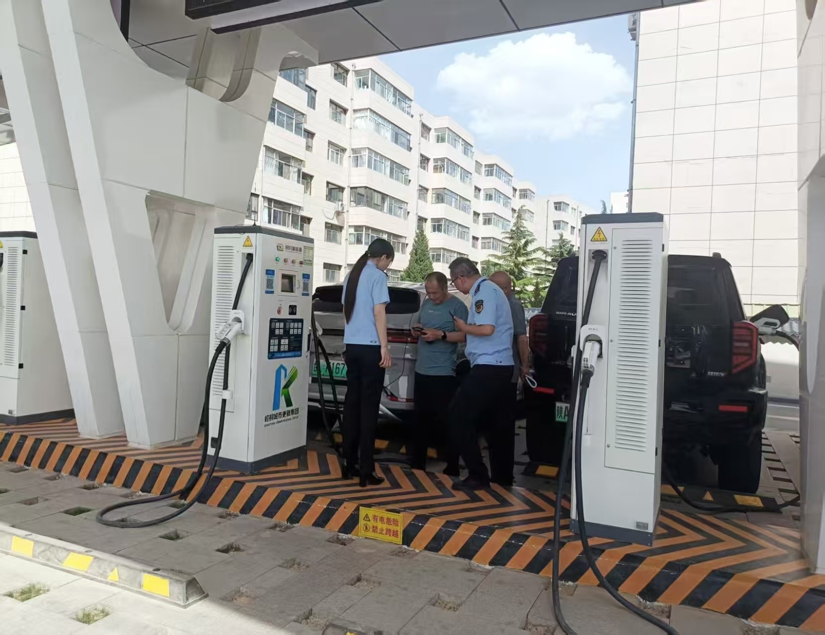 图为执法人员现场了解车主诉求.jpg