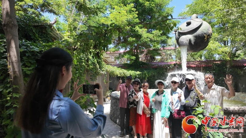 游客在大坪山庄拍照打卡（白银区融媒体中心供图）