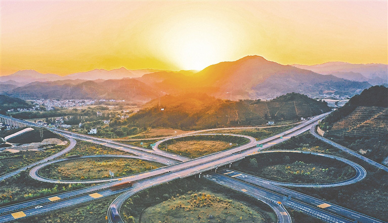 宁定高速公路安远枢纽。曾经没有高速的安远，如今已拥有寻全、宁定两条高速公路，构成了十字形路网骨架。通讯员 陈俊林摄