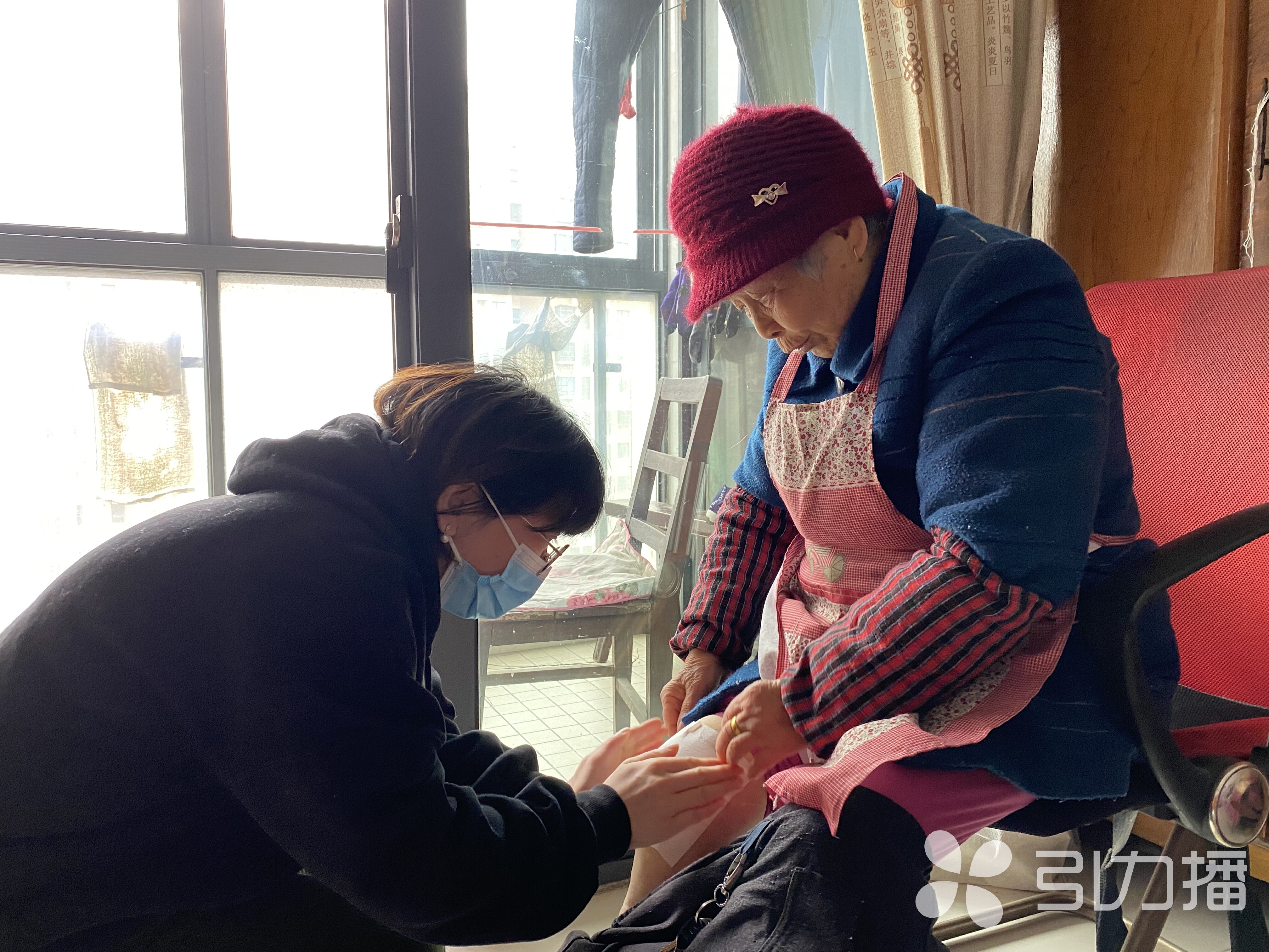 看望社区老人。苏州高新区文明办供图