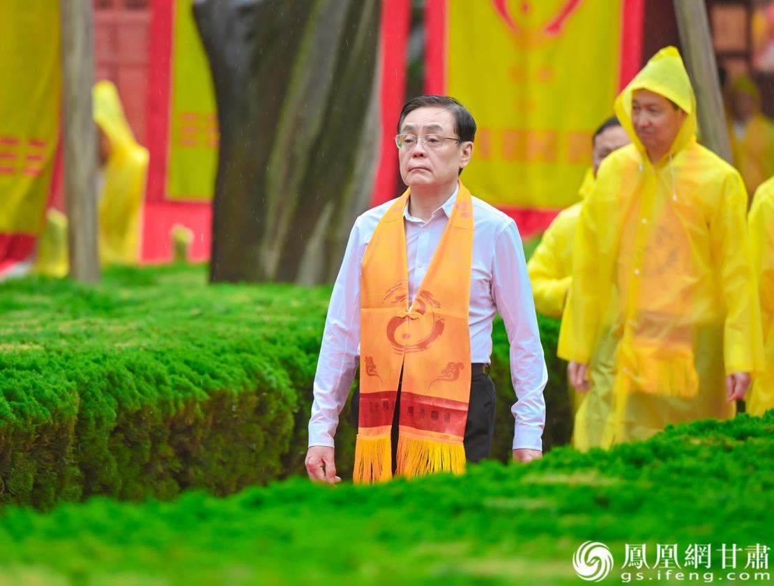 全国人大常委会副委员长何维(前排)步入伏羲庙敬献花篮