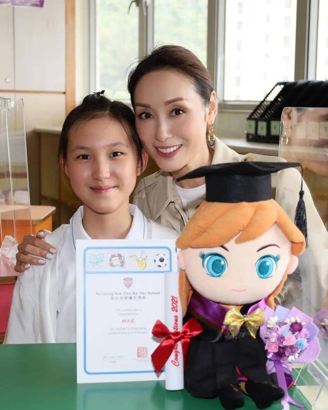 郭可盈16岁女儿惊艳毕业舞会，颜值完美复刻妈妈
