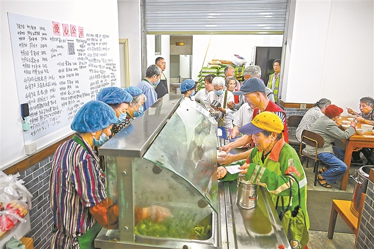 位于南昌市东湖区经堂路的“爱满仓”食堂里，前来用餐的老人们正在排队打饭。