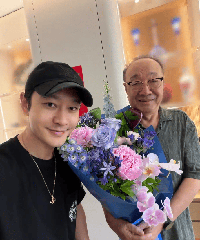 黄晓明父亲节晒合影：角色互换，如今换我来守护您