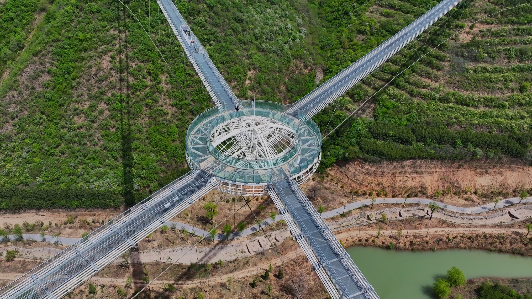 图为海寨沟景区高空飞碟.png