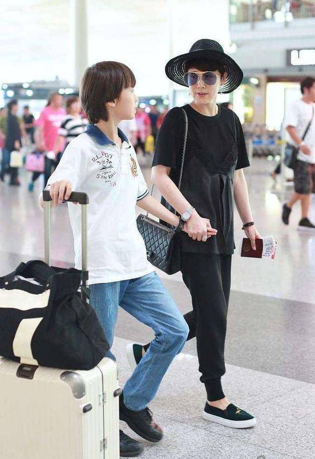 海清与19岁儿子蛋妞现身周杰伦演唱会，儿子身高气质遗传母亲