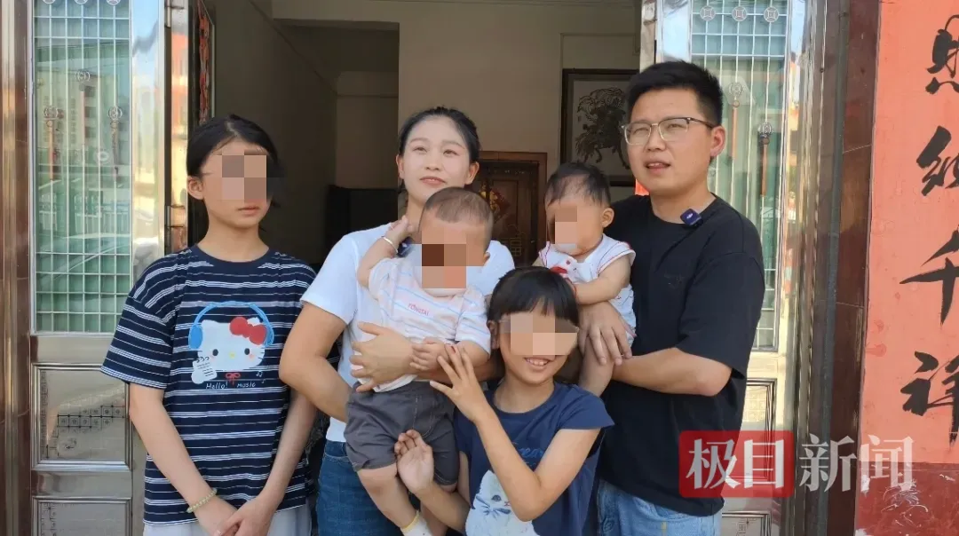 余炎玲一家六口合照