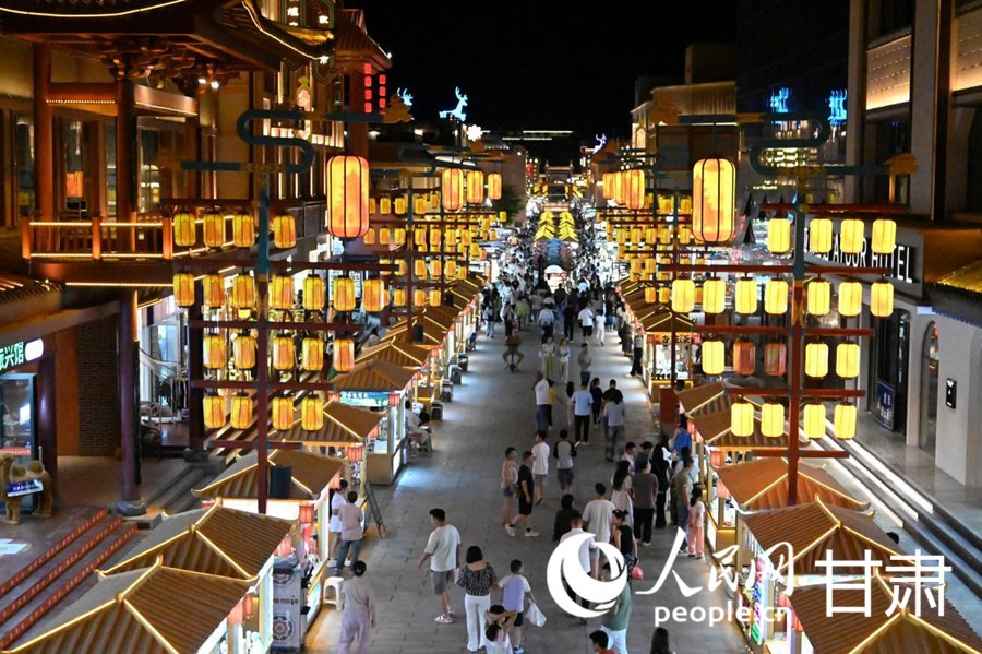夏日的沙洲夜市，霓虹璀璨。人民网 席娟娟摄