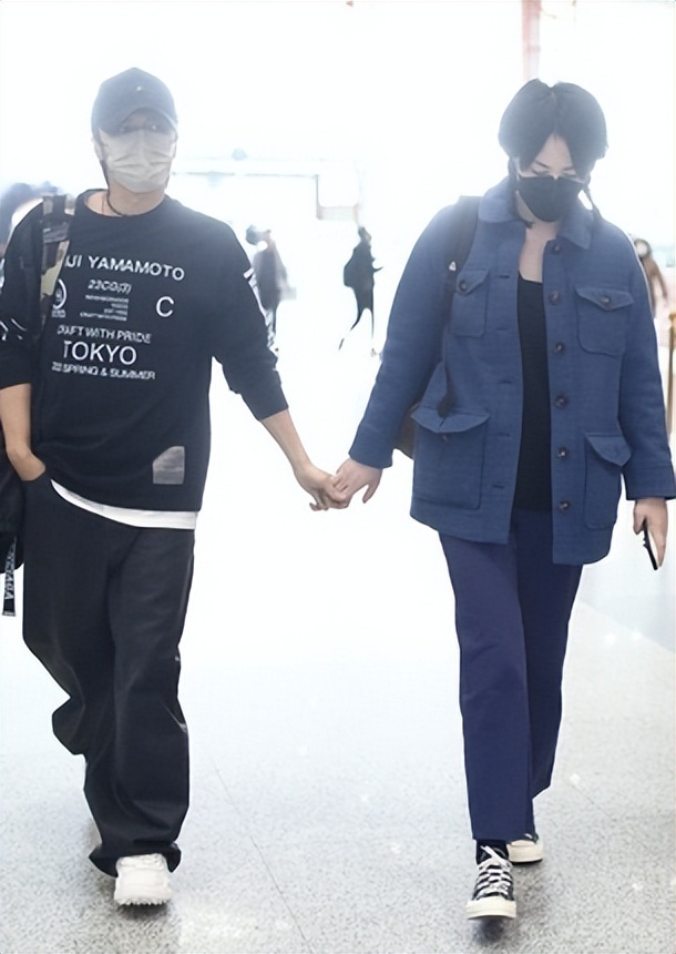 谢霆锋西安开唱在即，王菲相伴同行，大方牵手毫不避讳  第7张