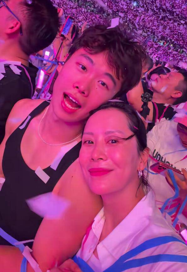 海清与19岁儿子蛋妞现身周杰伦演唱会，儿子身高气质遗传母亲