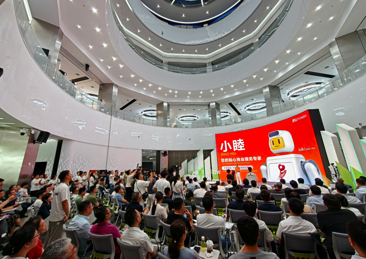 吉翼智能产品首秀：8个月交卷机器人直接进厂上班(图1)