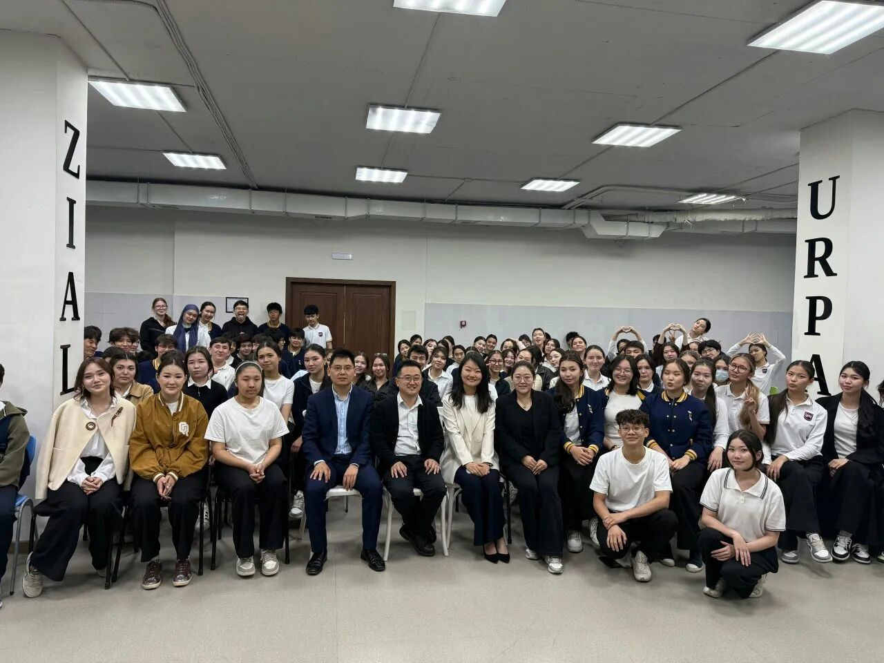 图片3 与IGS ZIYALY URPAQ国际学校学生交流