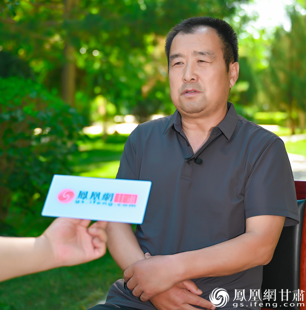 张继讲述姑父王进喜去世后,铁人一家人的生活状况。杨艺锴 摄