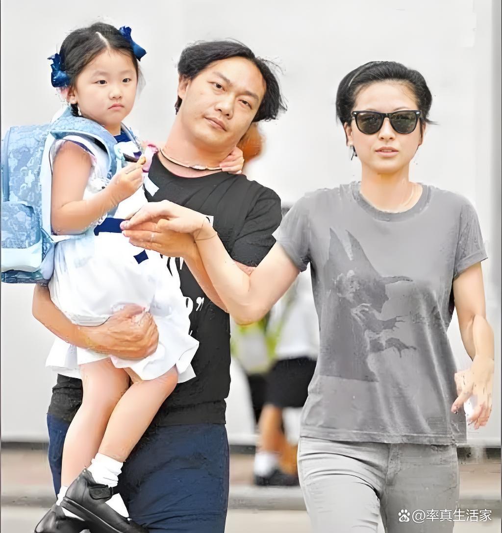父亲节陈奕迅与女儿合影曝光,酷帅穿搭尽显亲密温馨