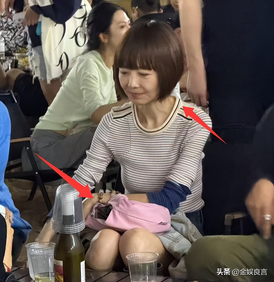 56 岁鲁豫现身河北,生图显瘦弱膝盖凸,换发型后变年轻