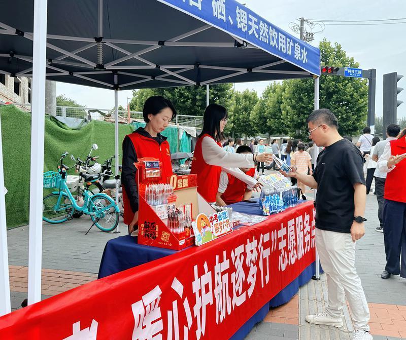 来自陕煤集团及所属单位的志愿者们准备了文具、水、应急药物等，为中考考生护航。（首席记者 程静摄）