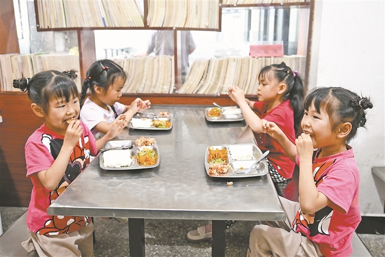5月20日，湖口县均桥镇江桥中心小学源塘校区，孩子们正开心享受免费午餐。