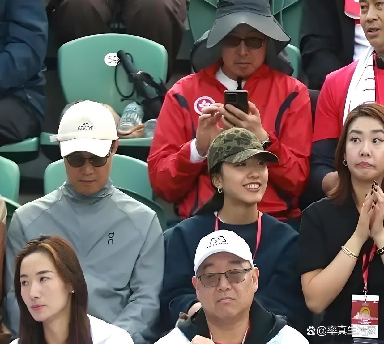 父亲节陈奕迅与女儿合影曝光,酷帅穿搭尽显亲密温馨