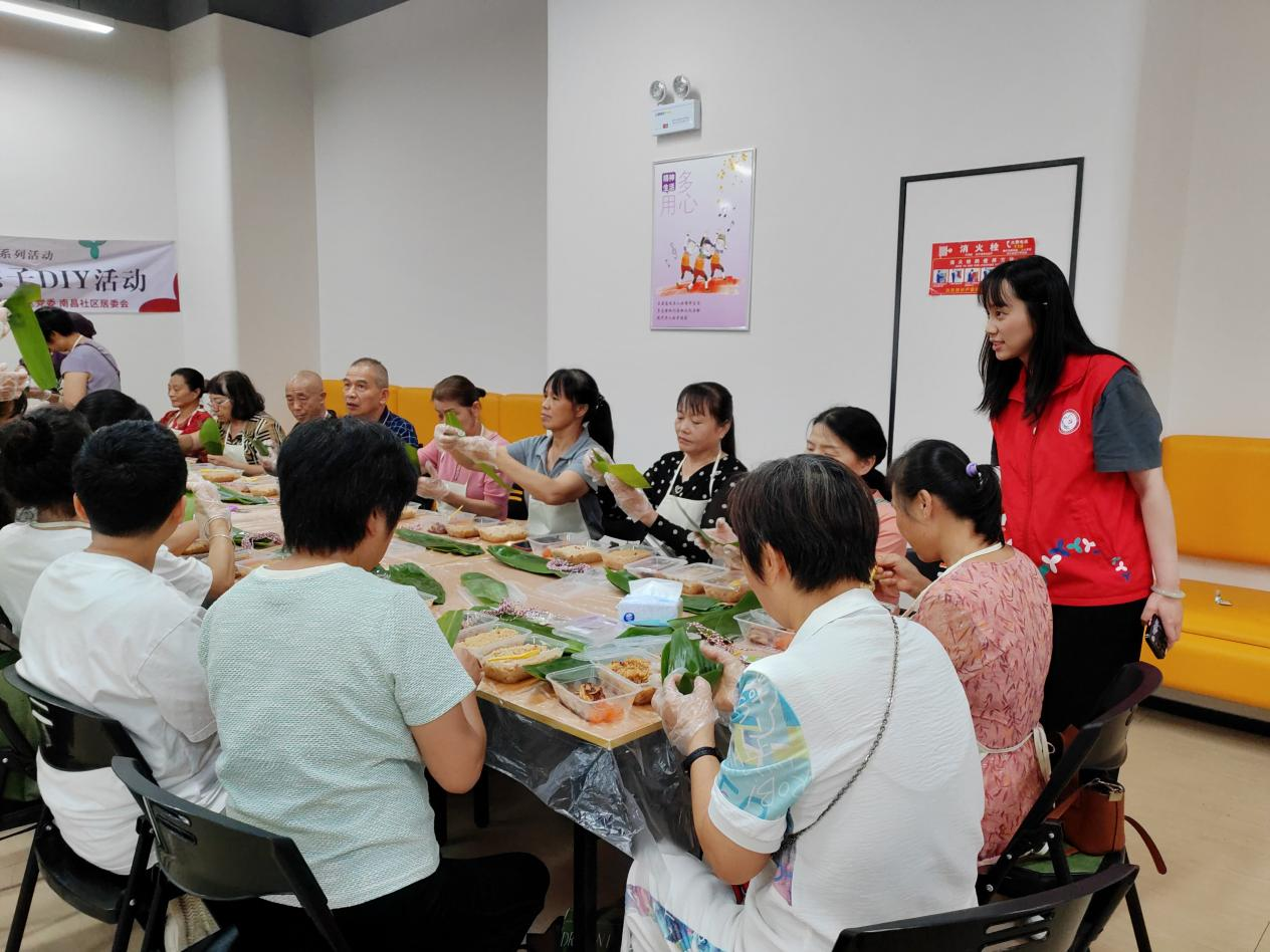 粽香四溢暖邻里:一只粽子串起的邻里温情 ——南昌社区党群服务中心举办“粽香四溢暖邻里”长者粽子DIY活动