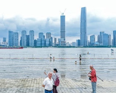 梅雨季江水上涨 汉口江滩拉起警戒线