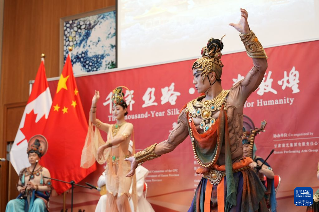 6月25日，在加拿大首都渥太华，演员在活动现场表演《乐动敦煌&middot;盛世妙音》。新华社发（陈敏　摄）