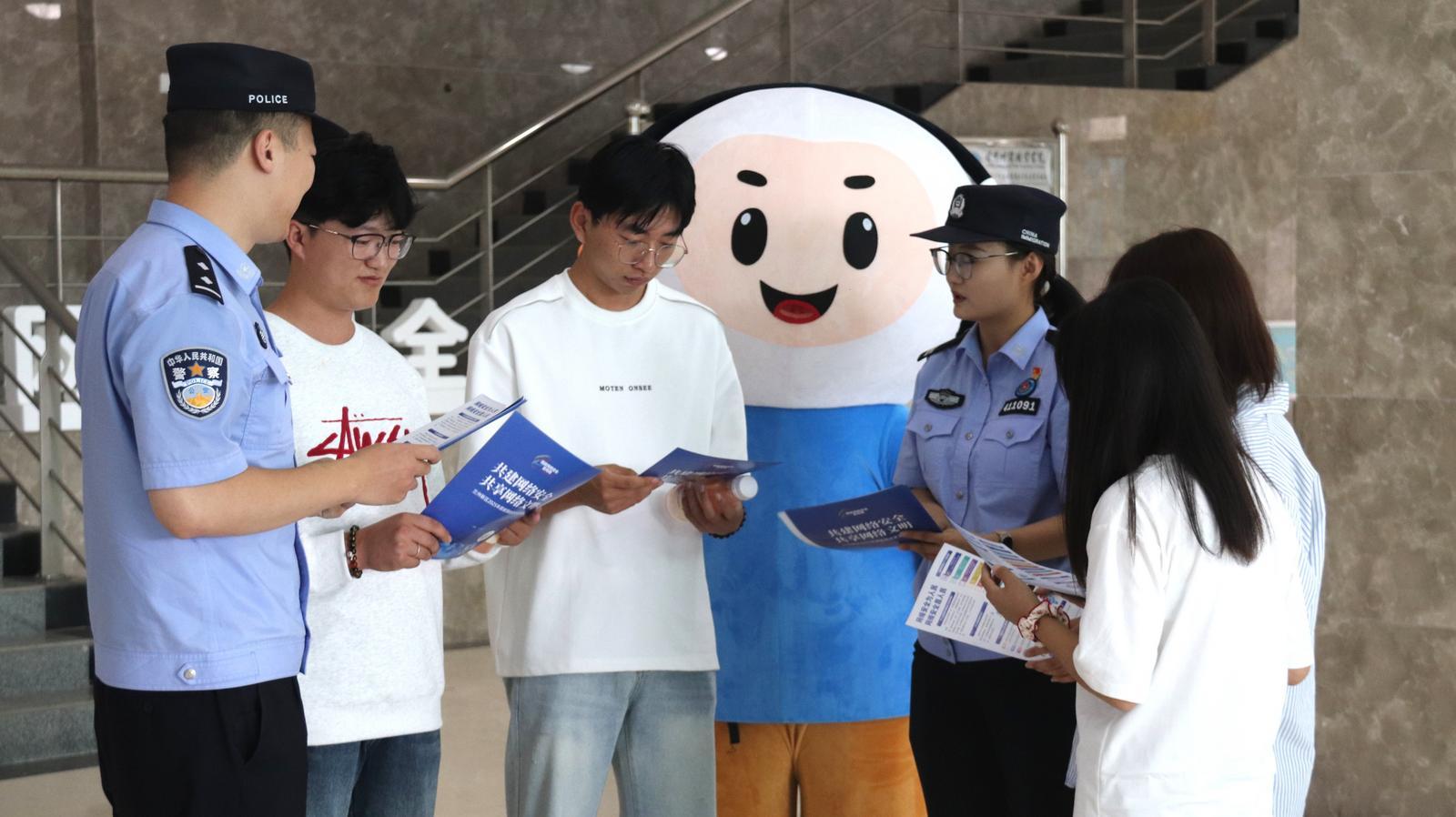 在网络文明文化集市开展普法宣传