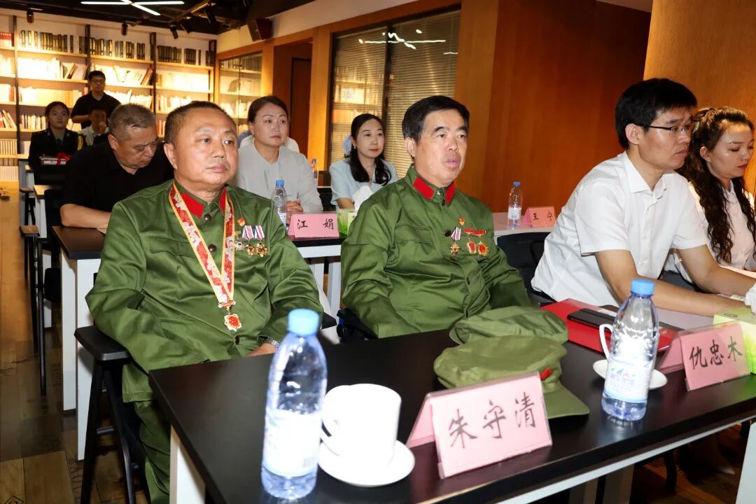 参战老兵代表一等功臣朱守清同志、参战老兵代表三等功臣仇忠木同志