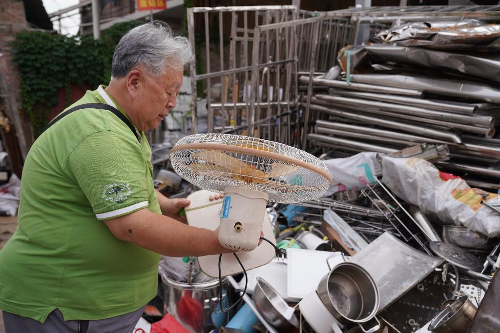 6月29日，宋大毛正在废品收购站淘废旧电器。